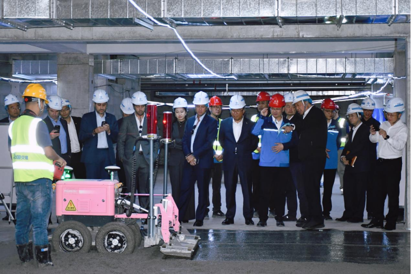 莫塔公司董事长桑托斯率团到公司智能建造施工现场观摩考察